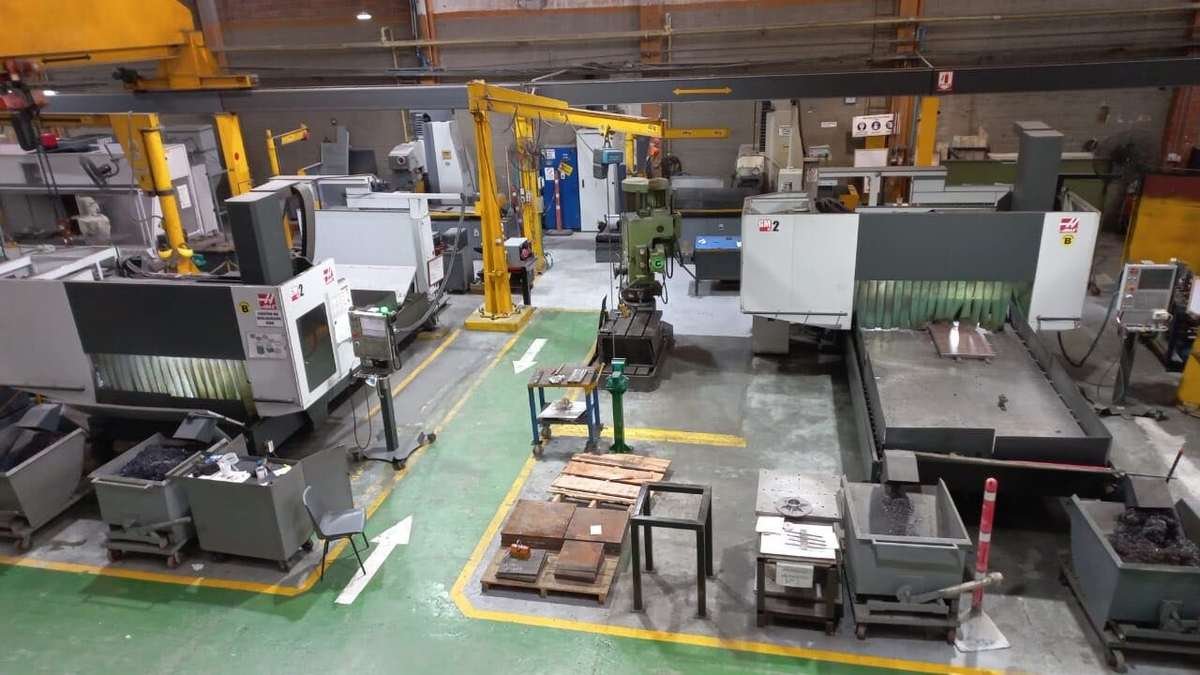 Centro de mecanizado CNC en planta industrial