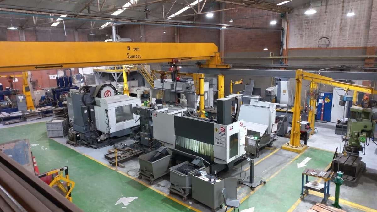 Área de fabricación metalmecánica con equipos CNC